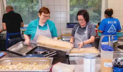 Küchenteam bereitet Knödel in großen Mengen vor.