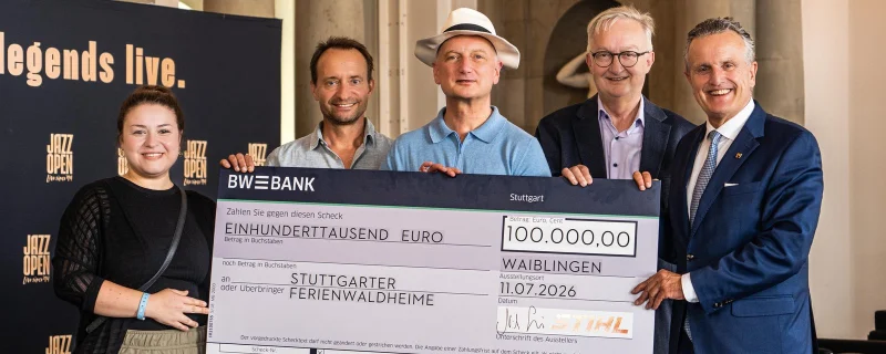 Nora Yildrim, Geschäftsführerin der AWO Stuttgart, Michael Guntermann, Koordinator der katholischen Ferienwaldheime, Dr. Nikolas Stihl, STIHL Beirats- und Aufsichtsratsvorsitzender, Stadtdekan Søren Schwesig, Evangelische Kirche in Stuttgart, und Dr. Frank Nopper, Oberbürgermeister der Landeshauptstadt Stuttgart bei der Übergabe des Spendenschecks.
